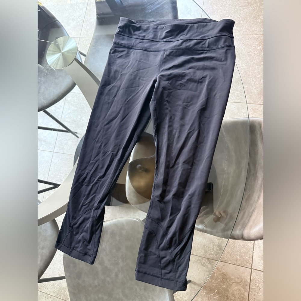 Lululemon black cropped workout pants with back pocket/zipper, sz 8